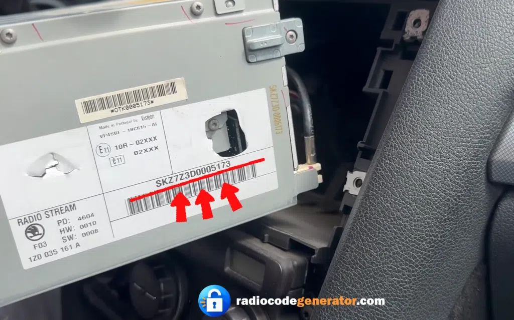 Skoda Octavia radio unit label showing the serial number (SKZ7Z3D0005173) indicated by red arrows for radio code retrieval.