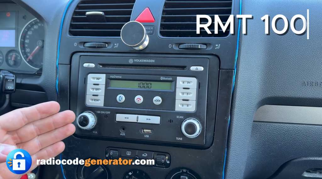 Volkswagen Golf 5 RMT 100 radio unit installed in the dashboard.