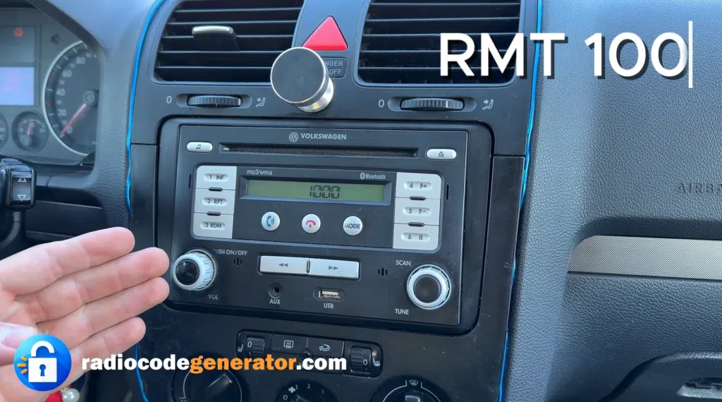 Volkswagen Golf 5 RMT 100 radio unit installed in the dashboard.